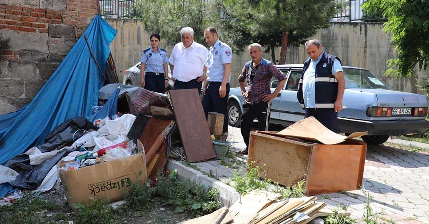 Zabıta 'çöp ev'i temizledi Zabıta 'çöp ev'i temizledi