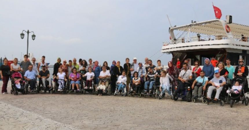 Engelliler denize açıldı Engelliler denize açıldı