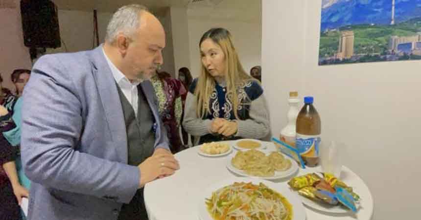 Kazak öğrenciler yemeklerini tanıttı