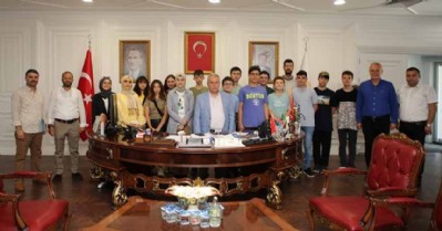 Başarılı öğrencilerden Demirtaş'a ziyaret