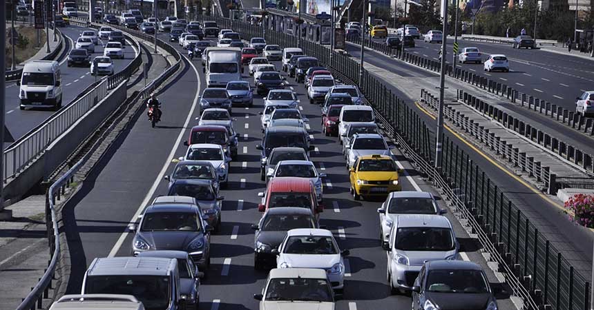 Trafik cezalarını artıran kanun yürürlüğe girdi Trafik cezalarını artıran kanun yürürlüğe girdi