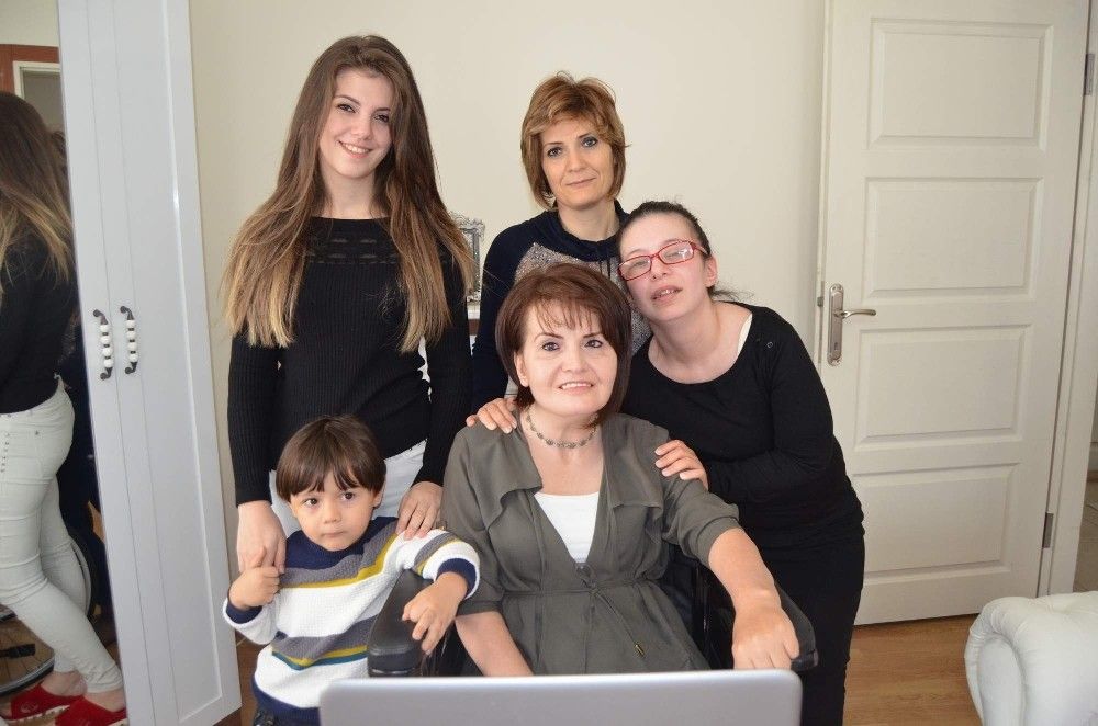 Her şeye rağmen hayata küsmedi Her şeye rağmen hayata küsmedi