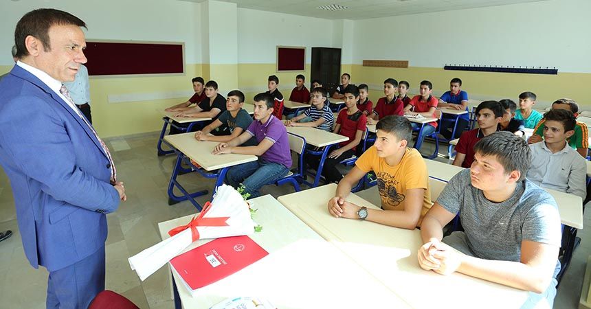 Genç, öğrencileri yalnız bırakmadı Genç, öğrencileri yalnız bırakmadı