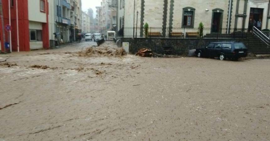 Trabzon ve Giresun’da şiddetli yağış hayatı felç etti Trabzon ve Giresun’da şiddetli yağış hayatı felç etti