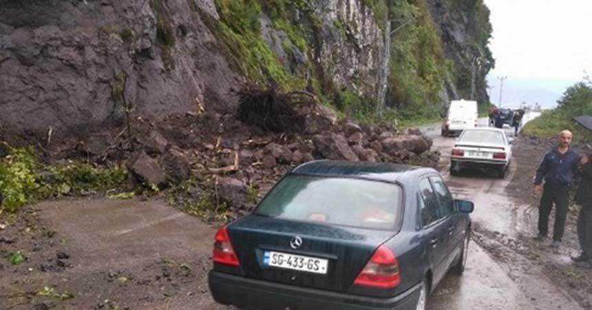 Karadeniz'de heyelan: Facia ucuz atlatıldı Karadeniz'de heyelan: Facia ucuz atlatıldı