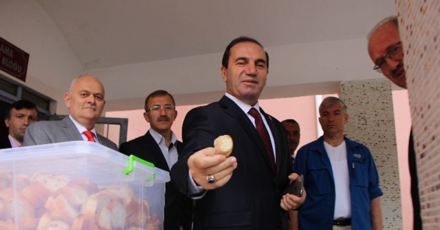 Vali Işık’tan şok yemek denetimi Vali Işık’tan şok yemek denetimi