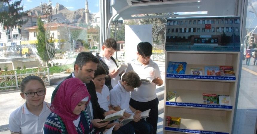 Otobüs durağına kitaplık Otobüs durağına kitaplık