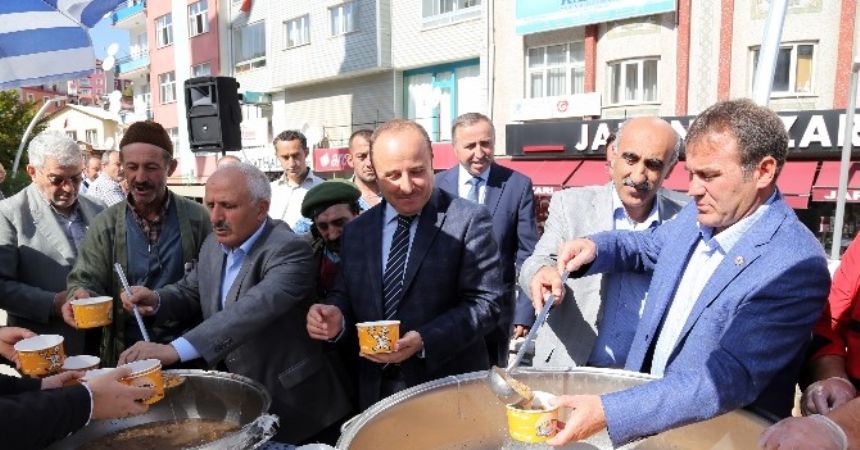 Gümüşhane’de 2 bin kişiye aşure dağıtıldı Gümüşhane’de 2 bin kişiye aşure dağıtıldı