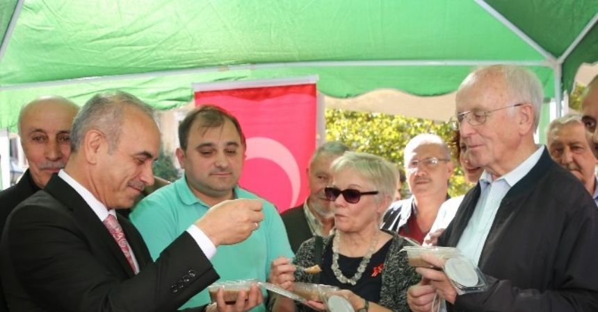 Katolik papazı ilk defa aşure yedi!