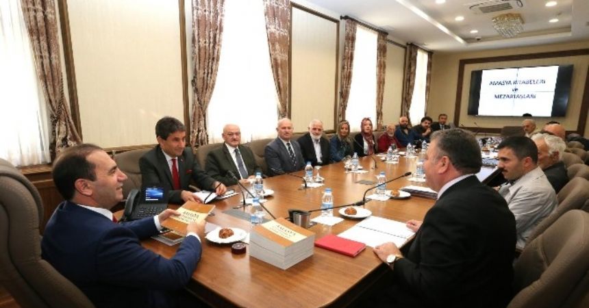 Mezar taşlarına ışık tutacak kitap