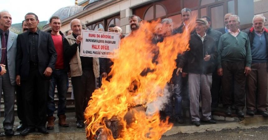 Referandum isyanı sandık yaktırdı Referandum isyanı sandık yaktırdı