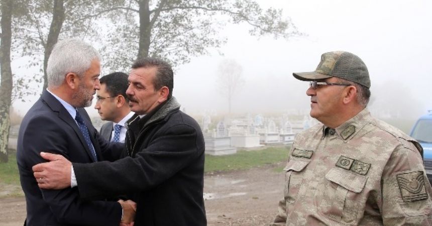 Yılmaz, şehit ailesini ziyaret etti Yılmaz, şehit ailesini ziyaret etti