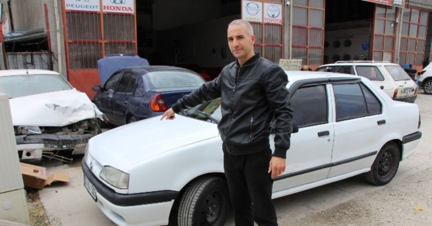 Arabanın önü 1996, arkası 2000 model çıktı Arabanın önü 1996, arkası 2000 model çıktı