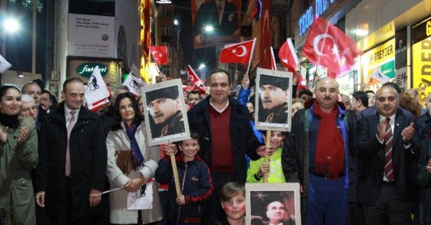 Onbinler Cumhuriyet için yürüdü. Onbinler Cumhuriyet için yürüdü.