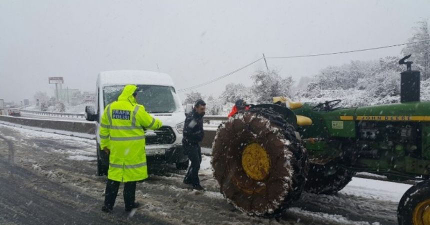 Bolu Dağı’nda kar yağışı yolu trafiğe kapattı Bolu Dağı’nda kar yağışı yolu trafiğe kapattı