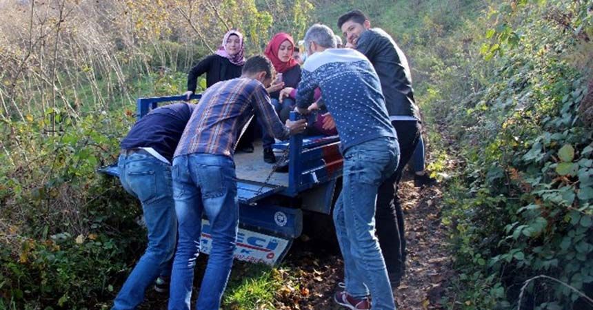 Patpatla hasada giden öğrencilerin ilginç anları Patpatla hasada giden öğrencilerin ilginç anları