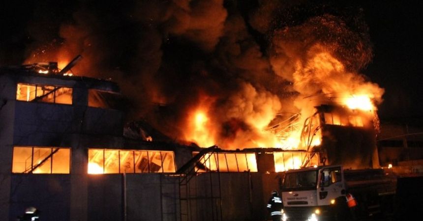 Lastik ayakkabı fabrikası yandı Lastik ayakkabı fabrikası yandı