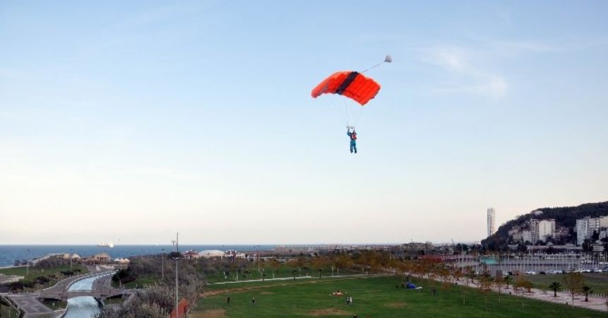 Bu kez Amazon kadını için atladı Bu kez Amazon kadını için atladı