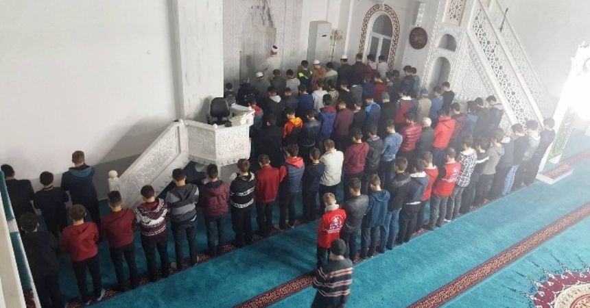 Gençlik namazda buluştu