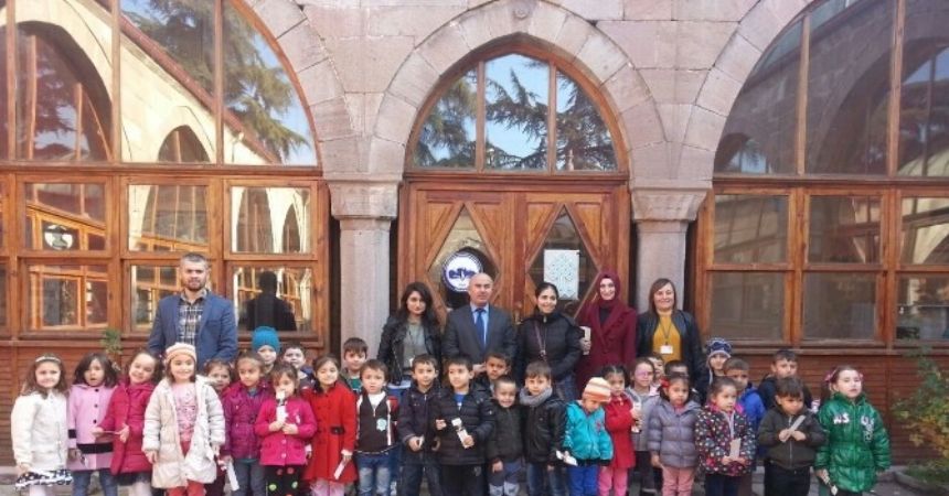Minik kitap kurtları kütüphanede Minik kitap kurtları kütüphanede