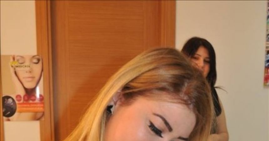 Genç görünüm kazanmak için “microblading”