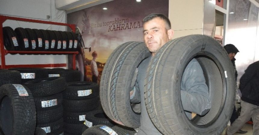 Kış lastiği mesaisi başladı Kış lastiği mesaisi başladı