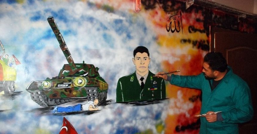 Öğretmen 15 Temmuz kahramanlarını okul duvarlarına resmetti Öğretmen 15 Temmuz kahramanlarını okul duvarlarına resmetti