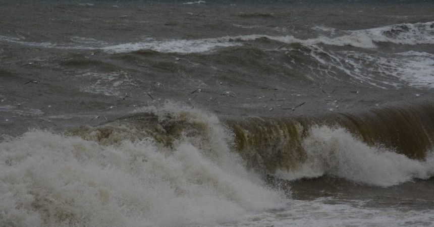 Karadeniz’de 5 metrelik dalgalar oluştu