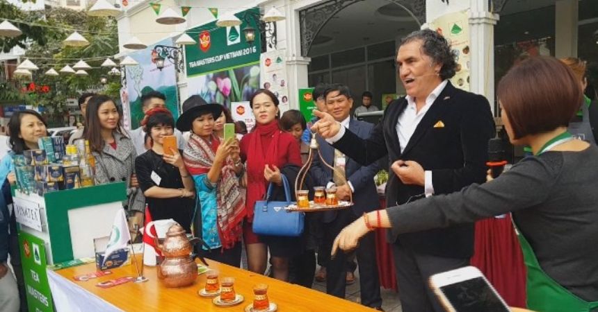 Vietnam’da çay tepsisi salladı