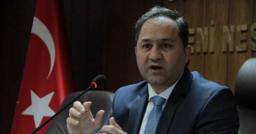 Gülmek yerine tebessüm ediyoruz