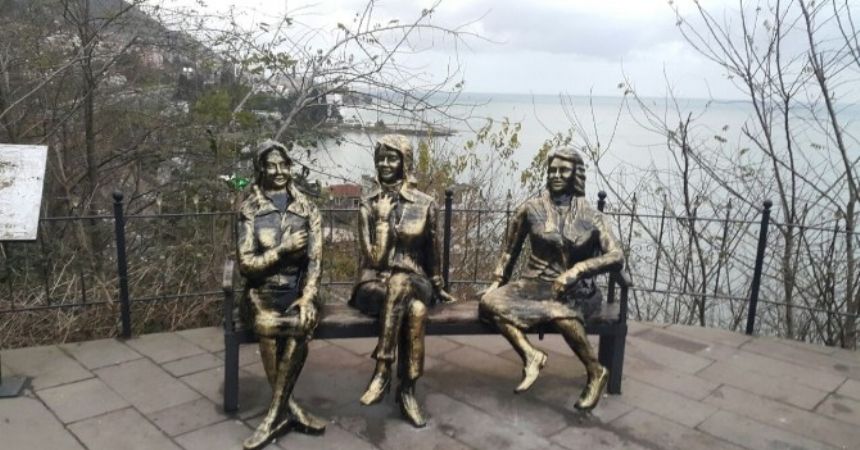 3 kız heykeli yeniden yan yana