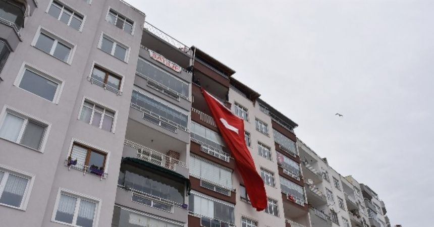Berkay’ın evine dev Türk bayrağı asıldı Berkay’ın evine dev Türk bayrağı asıldı
