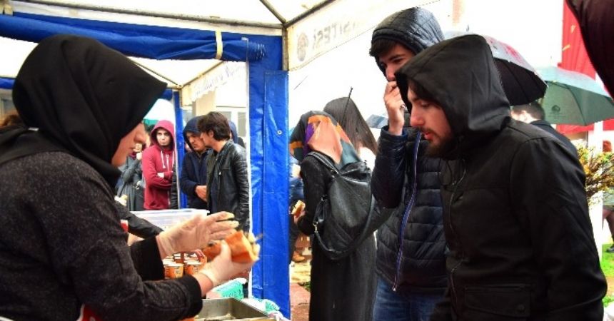 Hamsi keyfine yağmur engel olamadı Hamsi keyfine yağmur engel olamadı
