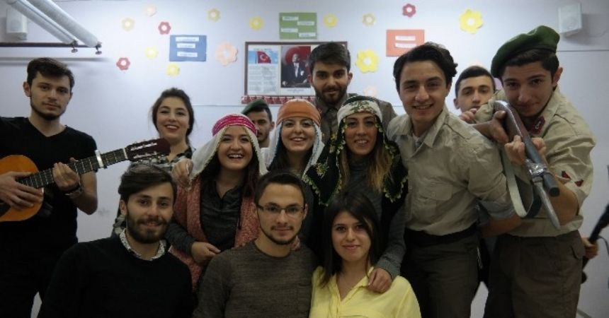 Miniklere 'Kınalı Kuzu'yu sergilediler