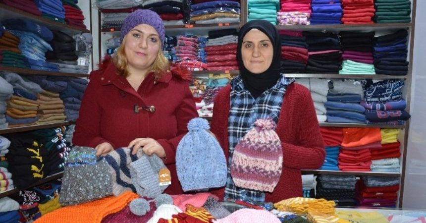 “Çocuklar gülsün” diye atkı ve bere örüyorlar “Çocuklar gülsün” diye atkı ve bere örüyorlar
