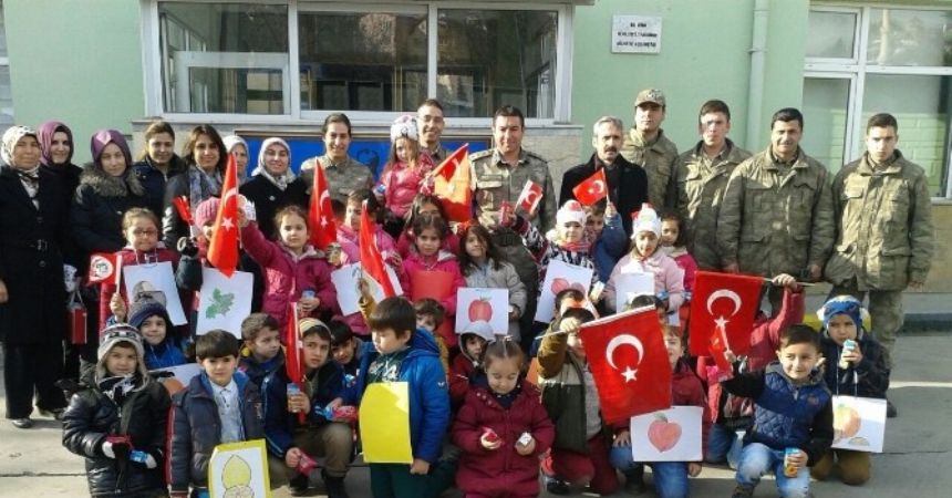 Niksar’da minik öğrencilerden jandarmaya moral Niksar’da minik öğrencilerden jandarmaya moral
