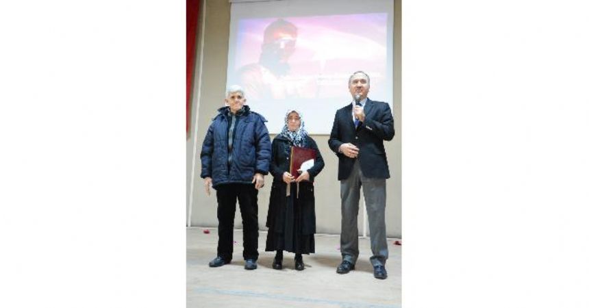 Şehit annesine duygulandıran ödül Şehit annesine duygulandıran ödül
