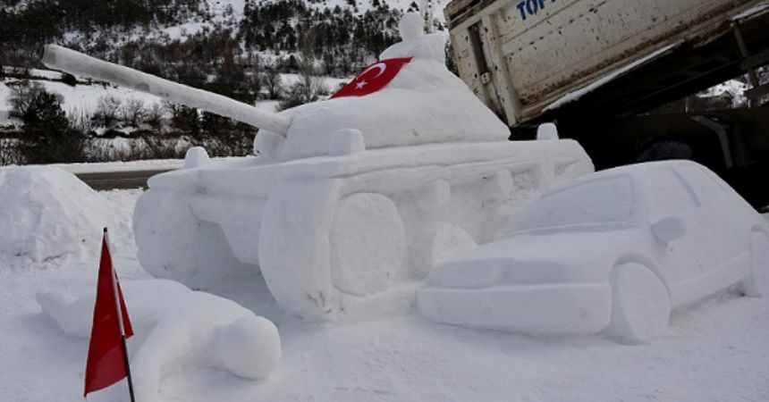 15 Temmuz’u kardan heykelle anlattı 15 Temmuz’u kardan heykelle anlattı
