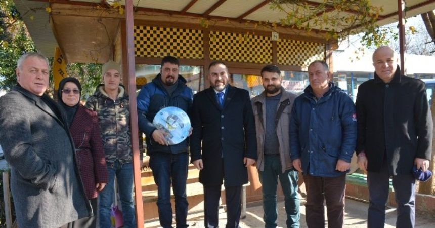 Başkan Erener, esnafa saat hediye etti Başkan Erener, esnafa saat hediye etti