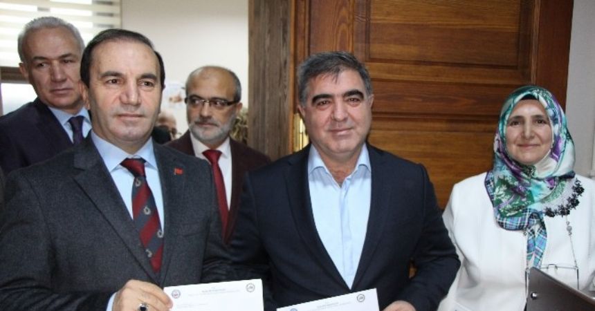 Amasya’da ilk çipli kimlikleri vali ile başkan aldı Amasya’da ilk çipli kimlikleri vali ile başkan aldı