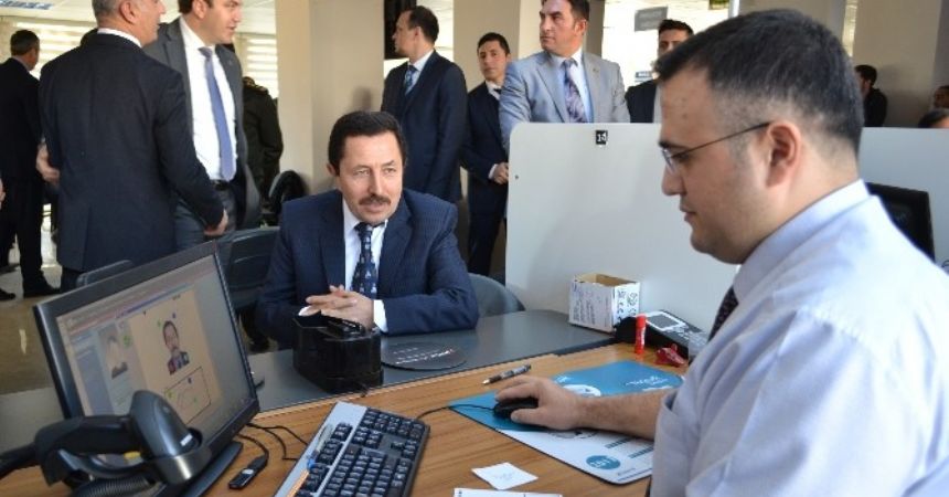 Vali, yeni kimlik kartı için başvuru yaptı Vali, yeni kimlik kartı için başvuru yaptı