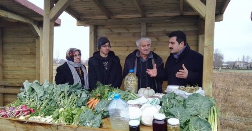 Öğrenciler yetiştirdi, organik pazarda satılıyor Öğrenciler yetiştirdi, organik pazarda satılıyor