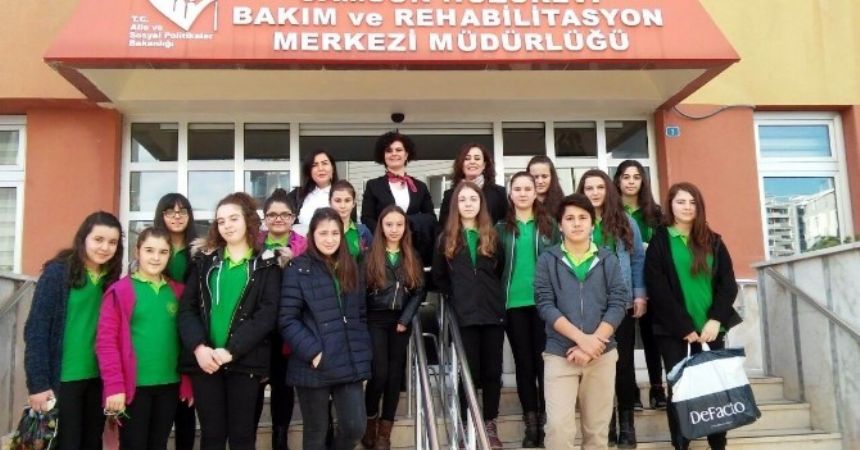 Karne öncesi huzurevini ziyaret ettiler