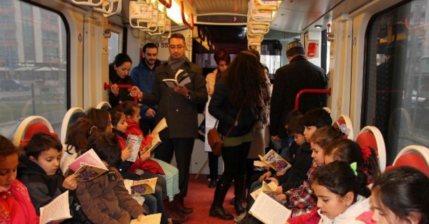 Minikler tramvayda kitap okudu Minikler tramvayda kitap okudu