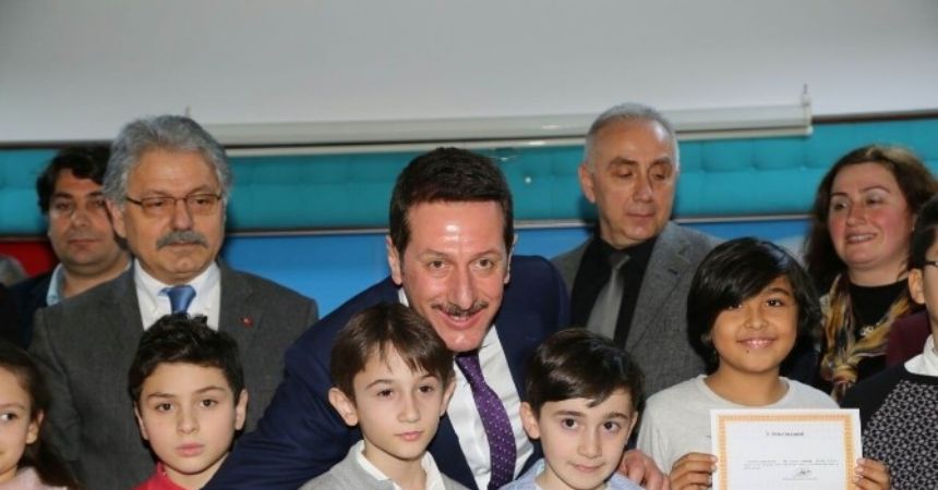 Tok, miniklerin karne sevincini paylaştı