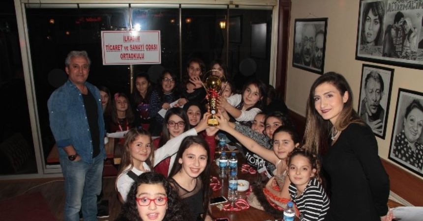 Öğrenciler birinciliklerini kutladı