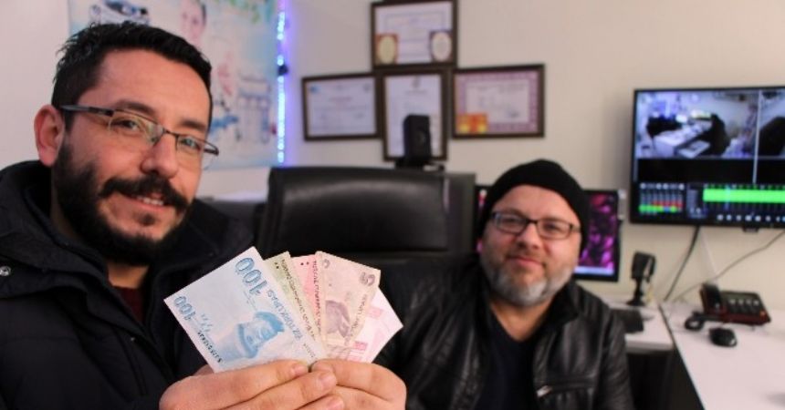 Cebinden düşen paraları fark etmedi Cebinden düşen paraları fark etmedi