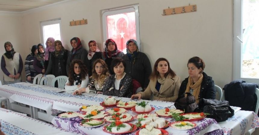 Kadınlar peynir yapmayı öğrendi