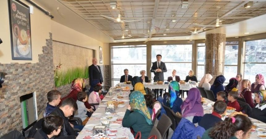 Protokol, sevgi evlerinde barınan çocuklarla buluştu