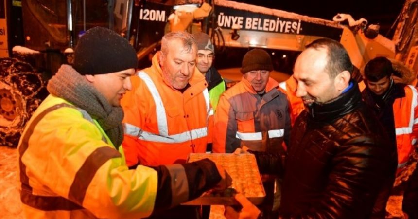 Başkandan yol ekiplerine tatlı ikramı Başkandan yol ekiplerine tatlı ikramı